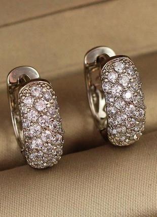 Сережки кільця хuping jewelry опуклі з камінням ззаду візерунок 1.8 см сріблясті3 фото