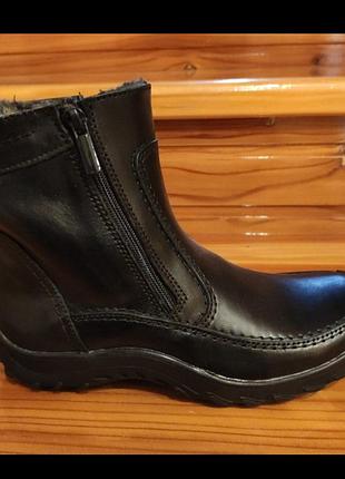 Чобітки на підростка на цегейці.