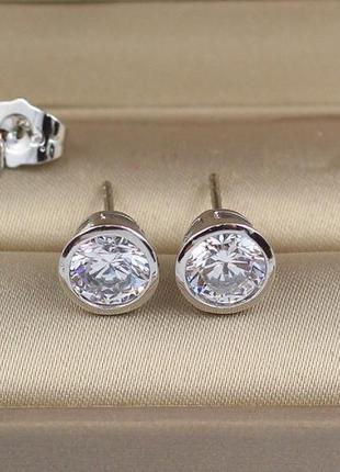 Серьги гвоздики xuping jewelry с камнем в ободке 7 мм серебристые