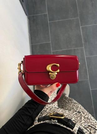 Маленькая лаковая красная сумка сумочка клатч на плечо в стиле coach