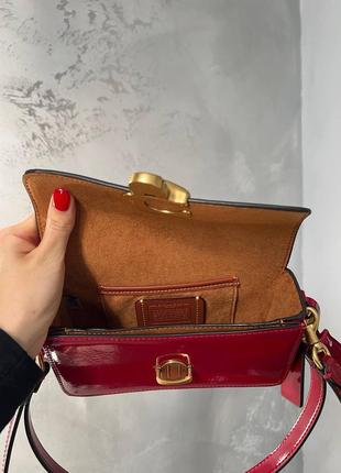 Маленькая лаковая красная сумка сумочка клатч на плечо в стиле coach
