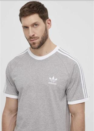 Хлопковая футболка adidas originals мужская цвет серый узор1 фото