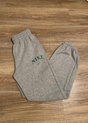 Женские спортивные штаны nike athletic dept 1972 оригинал новые коллекции