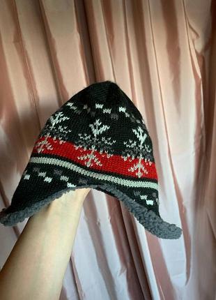 Теплая  шапка на мальчика  снежснежинки