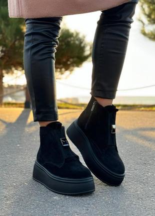 Женские зимние ботинки на платформе из натуральной замши черные на высокой подошве 22951