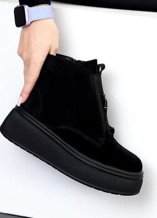 Женские зимние ботинки на платформе из натуральной замши черные на высокой подошве 22951
