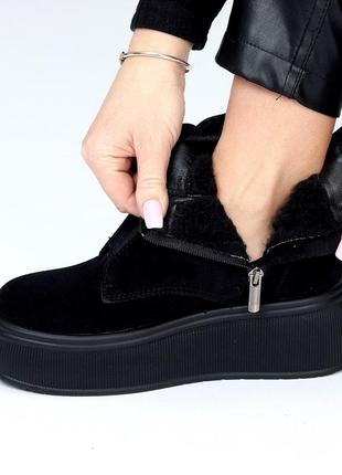 Женские зимние ботинки на платформе из натуральной замши черные на высокой подошве 22951