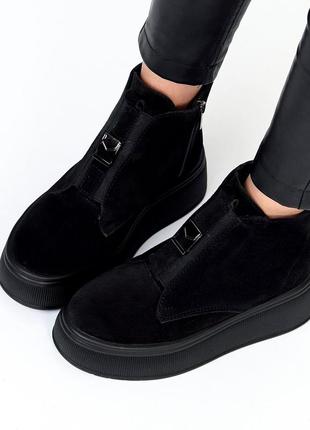 Женские зимние ботинки на платформе из натуральной замши черные на высокой подошве 22951