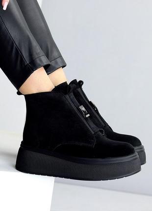 Женские зимние ботинки на платформе из натуральной замши черные на высокой подошве 22951