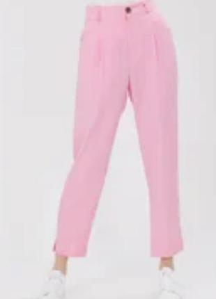 Новые розовые брюки в полоску, качественная ткань и отличный отшив.