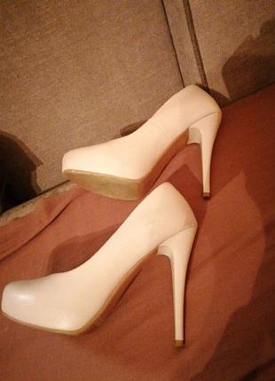 Кожаные итальянские жилы на высоком каблуке