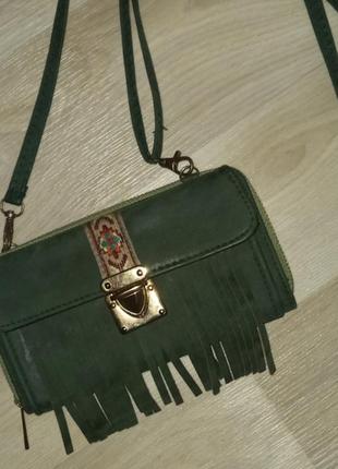 Кошелёк-клатч с длинной ручкой.