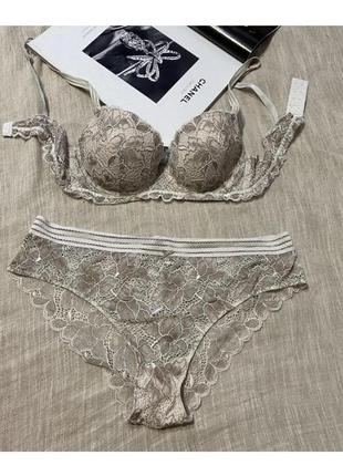 Intimissimi отличный бежевый кружевной комплект (бюст и трусики)