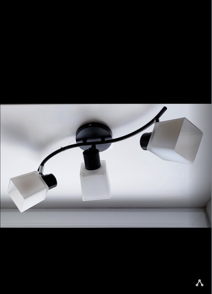 Люстра с поворотными плафонами --- возможен монтаж на стену как бра