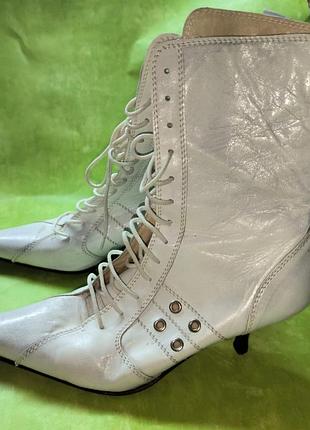 Шкіряні білі жіночі ботильони (сапожки), зі шнурками, на підборах, р.41