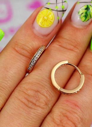 Серьги xuping jewelry кольца с камнями тонкие 1,4 см золотистые
