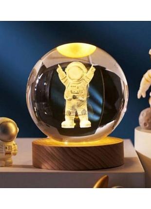Декоративний 3d-нічник кришталева куля crystal ball астронавт (52490)