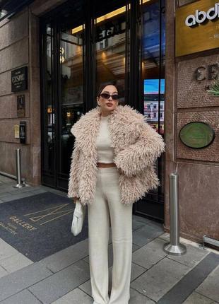 Шуба zara из мягкого, объемного искусственного меха дополнит твои стильные образы.
