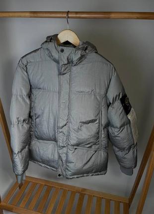 Пуховик на зиму від stone island сірого кольору, зроблений з високоякісних матеріалів і натурального пуху