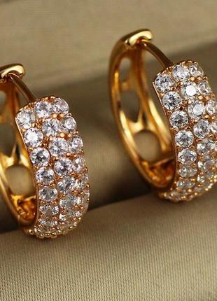 Серьги кольца хuping jewelry выпуклые с камнями сзади дырочки 1.8 см золотистые