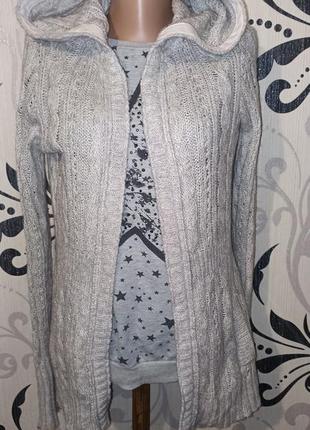 Тёплая вязаная кофта с капюшоном