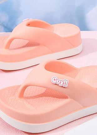 Шлепанцы женские 35р. яркие, стильные, удобные, высокая платформа, приятные на ощупь.