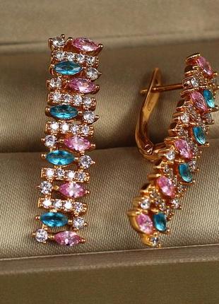 Серьги  xuping jewelry виконтесса с голубыми и розовыми камнями 3 см золотистые2 фото