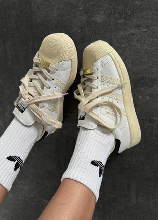 Женские кроссовки адидас суперстар бежевые с белым премиум / adidas superstar
white / beige logo premium3 фото