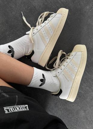 Женские кроссовки адидас суперстар бежевые с белым премиум / adidas superstar
white / beige logo premium8 фото