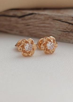 Серьги вкрутки золотые с цветочки круглыми белыми фианитами 1.65