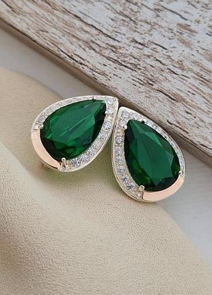 Серьги серебряные с золотыми напайками каплеобразными зелеными и круглыми белыми цирконами