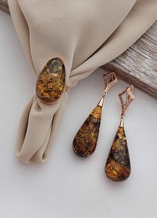 Комплект из золота кольцо и серьги с янтарем и фианитами массивный 14.01