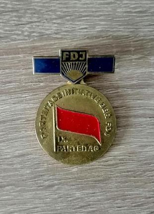 Медаль значок гдр fdj 9й съезд