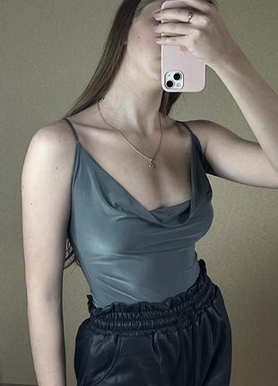 Нарядный боди с водопадом на груди