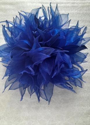Брошь большой цветок. синяя хртзантема на одежду.5 фото