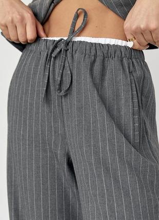 Женские брюки в полоску с резинкой на талии - темно-серый цвет, l (есть размеры)4 фото