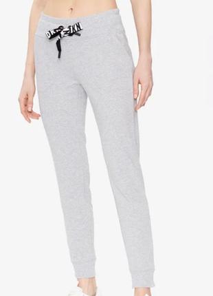 Спортивные штаны-джогеры dkny