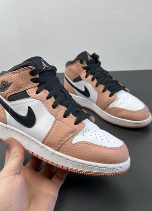 Женские кроссовки кеды nike air jordan 1 mid gs pink quartz