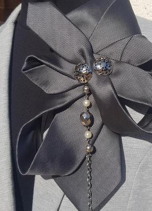 Роскошный женский галстук брошка. серого цвета для делового стиля.