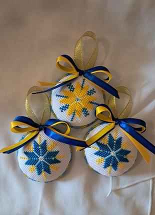 Новорічна прикраса на ялинку. новорічна іграшка. вишивка.