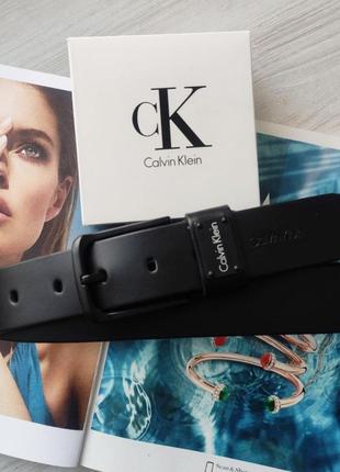 Кожаный ремень с черной пряжкой calvin klein