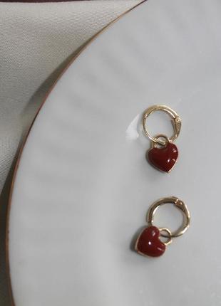 Серьги сердечки темно красные
