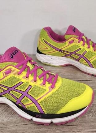 Кросівки жіночі