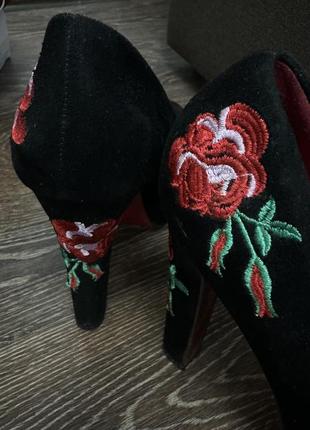 Туфли женские на каблуке с вышивкой