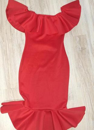 Красное платье с воланами и рюшами