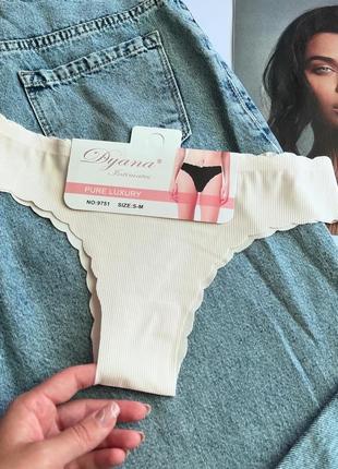 Бесшовные трусики бразилианы в мелкой рубчик на среднюю посадку с волнистыми краями🕊