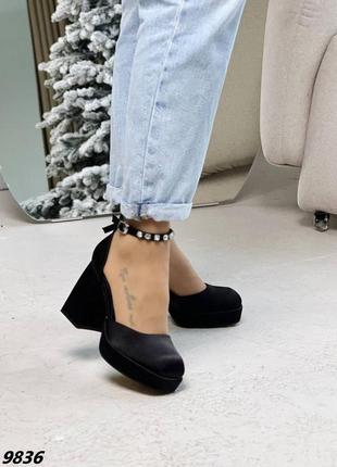 Изысканные женские туфли черные на каблуке с ремешком блочный каблук квадратный мыс туфельки с камушками туфлы атласные с застежкой на каблуке2 фото