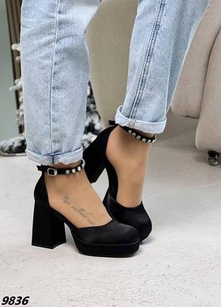 Изысканные женские туфли черные на каблуке с ремешком блочный каблук квадратный мыс туфельки с камушками туфлы атласные с застежкой на каблуке4 фото