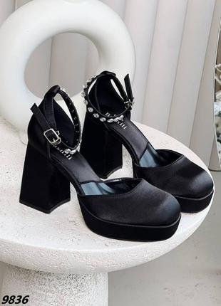 Изысканные женские туфли черные на каблуке с ремешком блочный каблук квадратный мыс туфельки с камушками туфлы атласные с застежкой на каблуке7 фото