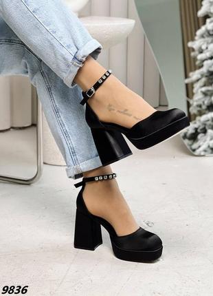 Изысканные женские туфли черные на каблуке с ремешком блочный каблук квадратный мыс туфельки с камушками туфлы атласные с застежкой на каблуке3 фото